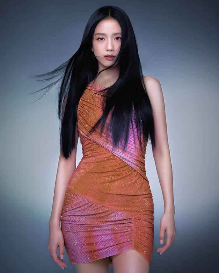 Jisoo同款夕陽橘燙鑽渲染斜肩洋裝，2萬800元。品牌提供