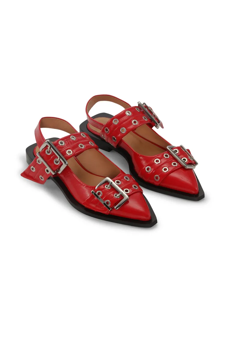 GANNI經典飾釦尖頭平底鞋（極限紅），1萬2800元。品牌提供