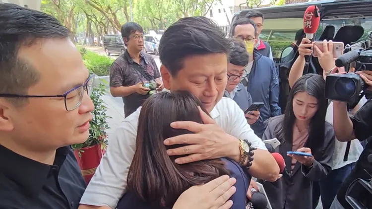 徐巧芯面對大姑涉入洗錢詐騙案，罕見在鏡頭前淚崩，哭倒在國民黨團總召傅崐萁懷裡。讀者提供