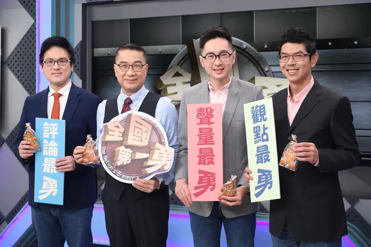 電視名嘴溫朗東（右二）爆料，徐巧芯和丈夫姐姐一家關係親密。資料照片