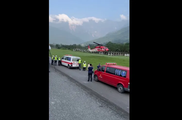 黑鷹直升機吊掛後，由消防人員協助患者送醫。中央災害應變中心提供