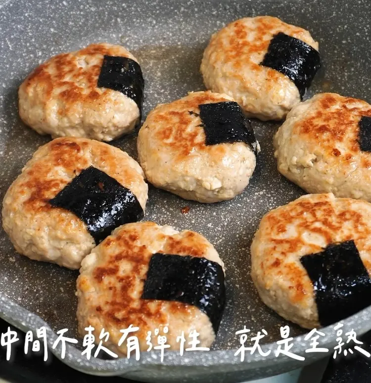 豆腐雞肉餅食材準備：雞胸絞肉300克、板豆腐150克、醬油1大匙、米酒1大匙、紐奧良香料2大匙、海苔7片。IG @woodywoody315 提供