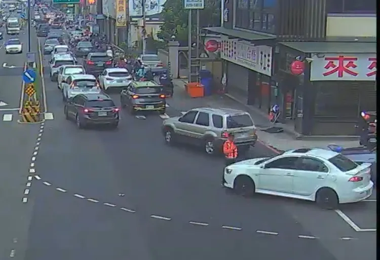 小客車違規右轉被義交攔阻。桃園警分局提供