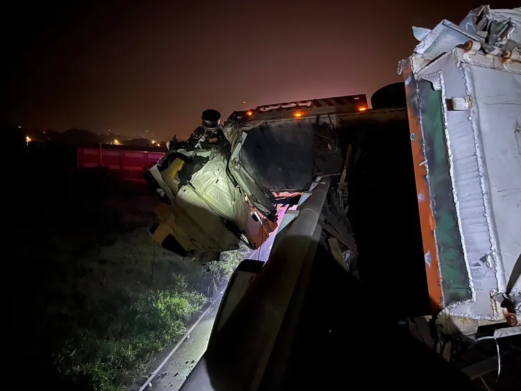 聯結車懸在高架護欄。桃園市消防局提供