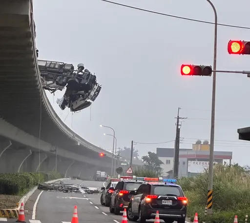 聯結車懸高架外「搖搖欲墜」　駕駛噴橋下慘死！波及2騎士受傷