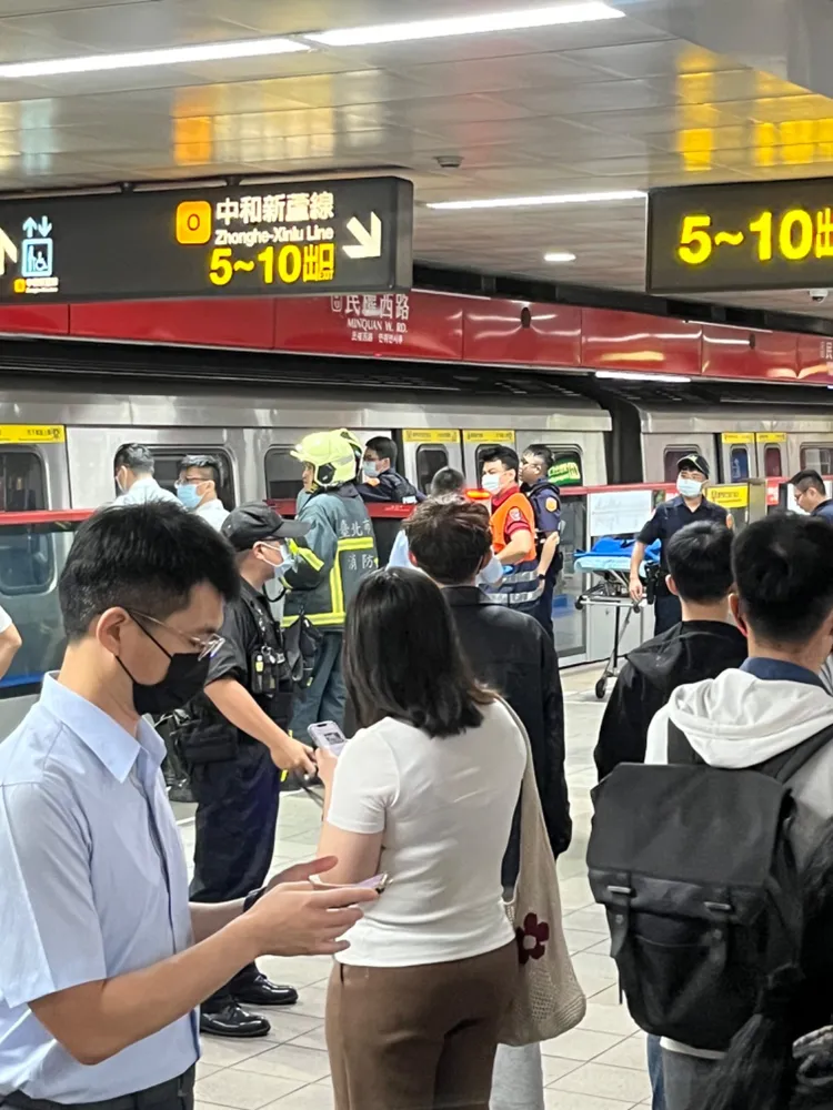 救護人員趕到民權西路捷運站救援。民眾提供