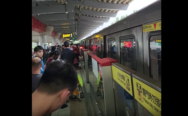 北捷民權西路站至劍潭站採單線雙向運轉。民眾提供