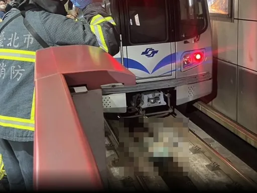 北捷民眾跳軌畫面曝光!卡列車底部 救護人員緊急抬出送醫