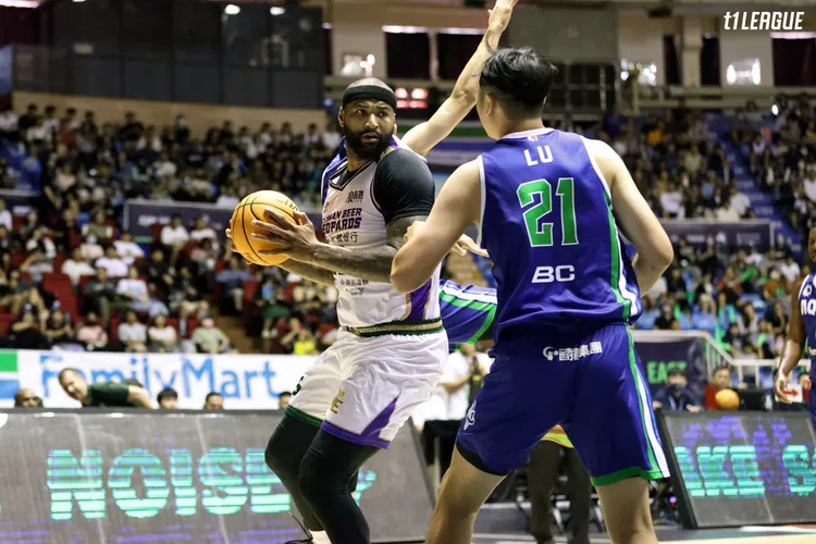 卡森斯(左)單打。T1聯盟