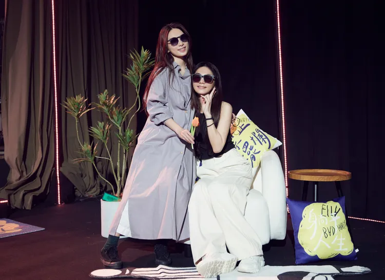 田馥甄（左）彩排時也是帶著花朵無預警現身探班。勁樺娛樂提供