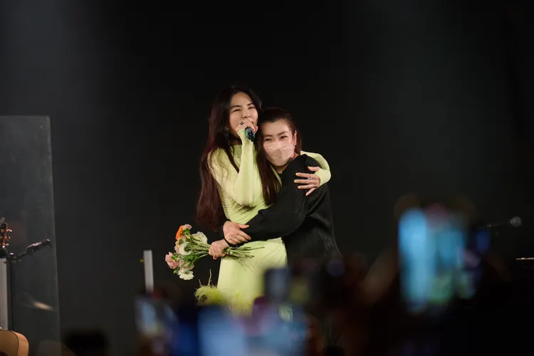 Selina（右）拿著花束直衝上台擁抱。勁樺娛樂提供