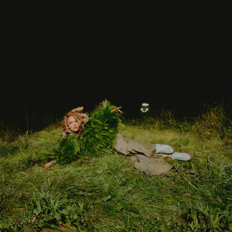 蕾哈娜化身為「樹人」。品牌提供