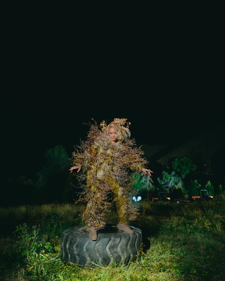 蕾哈娜化身為「樹人」。品牌提供