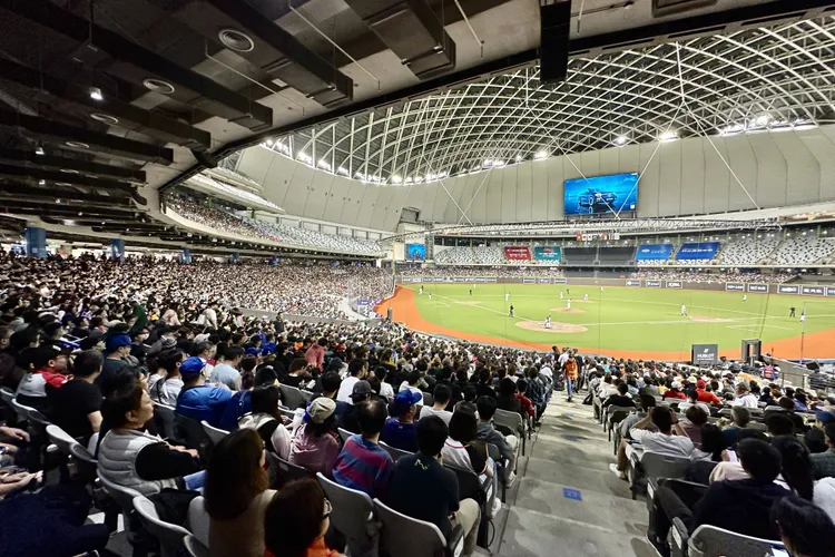 大巨蛋首次正式比賽時，有1萬6647名觀眾入場觀賽。記者彭欣偉攝