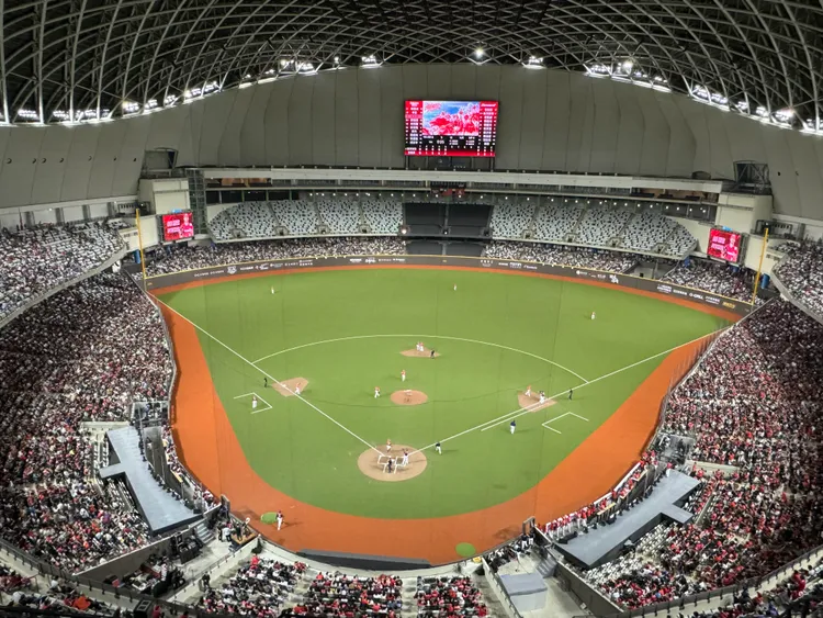 中職在台北大巨蛋開幕戰，3月30日湧入2萬8618人進場。壹蘋新聞網攝