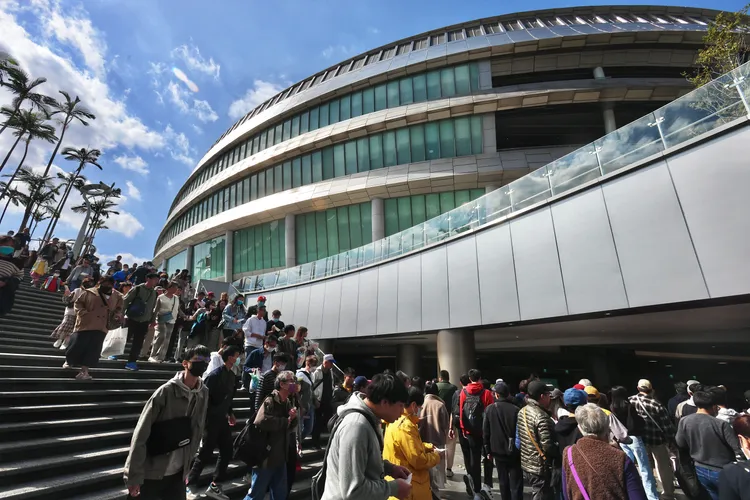 可以容納近6萬人的大巨蛋好不容易落成啟用，卻因為使用執照的緊箍咒，遲遲還無法舉辦演常會。彭欣偉攝