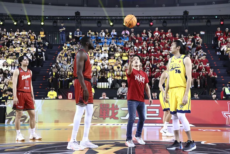 蔣萬安說在大巨蛋安全、合規前提下，除了運動賽事，也希望提供更全面的體驗。圖為蔣萬安為大巨蛋反毒籃球賽開球。彭欣偉攝