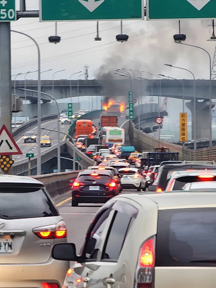 台65線新莊段火燒車，後方塞車2.5公里。翻攝自「行車紀錄器分享-記者爆料網」