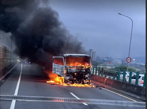 台65新莊段砂石車火燒車　車頭陷火海竄黑煙後方塞車2.5公里