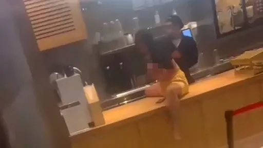 女子闖店坐櫃檯脫衣「奶襲奶茶店」　民眾笑看戲！店員傻眼報警