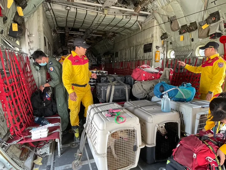 透搜隊趕抵屏北軍機場，搭機前往花蓮。消防局提供