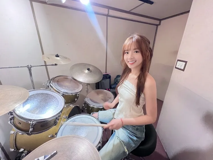 笑笑目前在學習爵士鼓。 想想時間有現公司提供