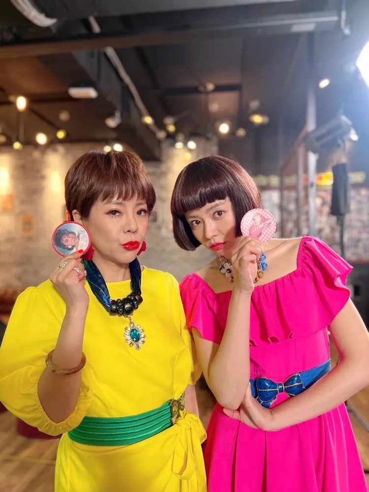 錦雯（左）《愛的榮耀》中把王瞳打扮成自己的風格。民視提供