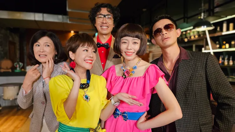 馬念先（中）客串《愛的榮耀》，見到老朋友相當開心。民視提供