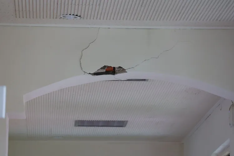 立法院副秘書長室旁上方樑柱水泥剝落。莊宗達攝