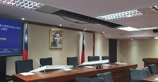 立法院災情｜燈具掉下、磁磚剝落　羅智強險被「大塊磚石砸中」