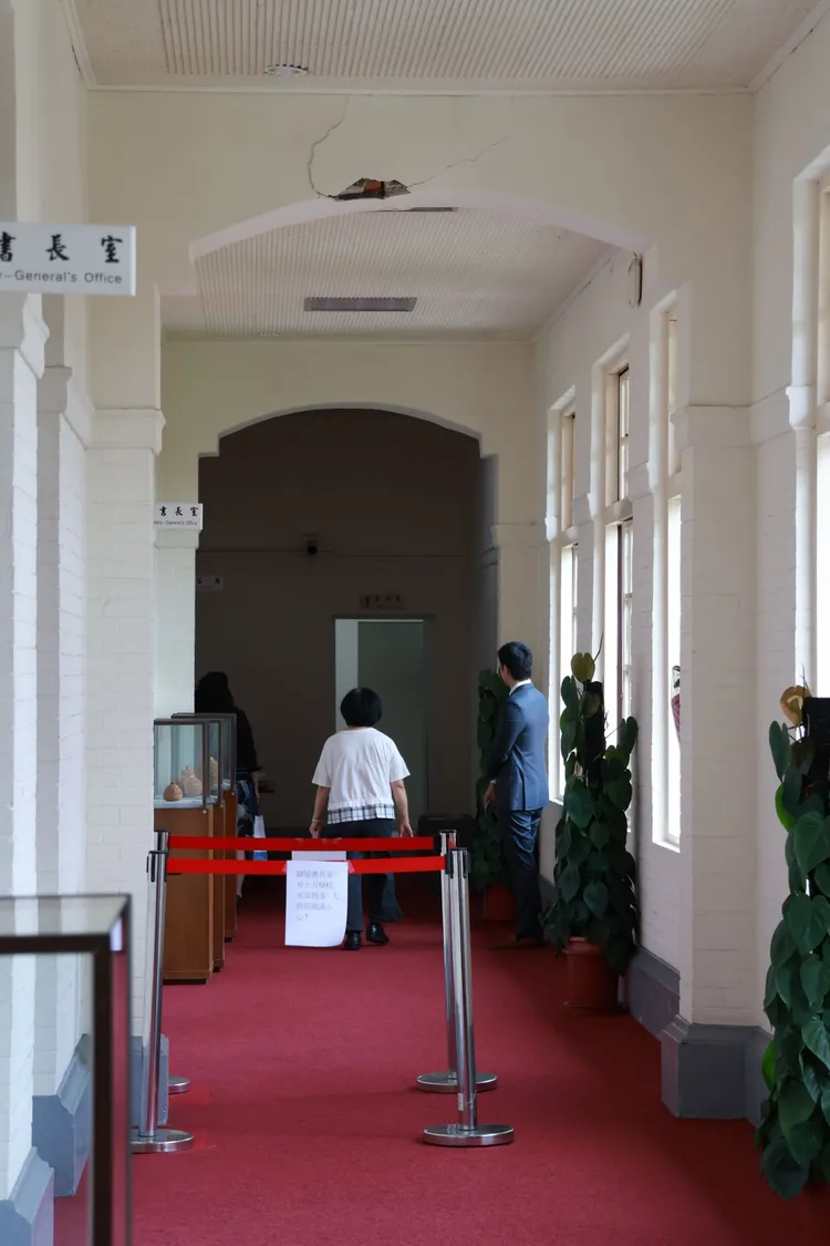 立法院副秘書長室旁上方樑柱水泥剝落。莊宗達攝