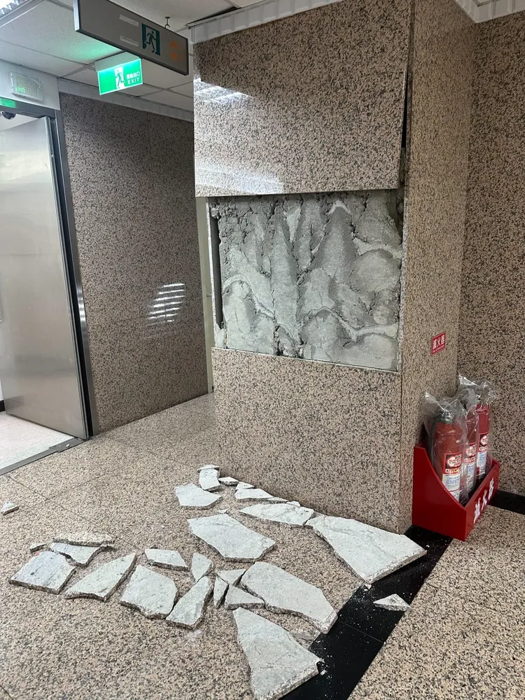 立法院中興大樓磁磚大片剝落。翻攝王鴻薇臉書