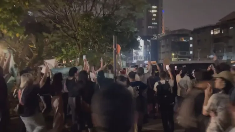 現場集結多人，理性平靜的表達訴求，並未發生任何肢體接觸。圖片來源/FB溫朗東