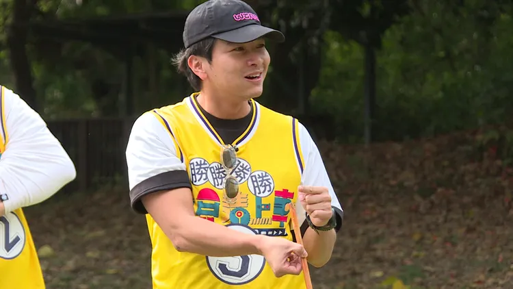 楊銘威抱怨筷子上都是泥土。台視提供