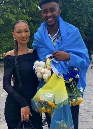 瑞典正妹艾妮伯格（左）原本相信愛情可以跨越宗教、種族、國籍的鴻溝，跟來自索馬利亞的難民伊布拉信（右）交往。翻攝NEW YORK POST