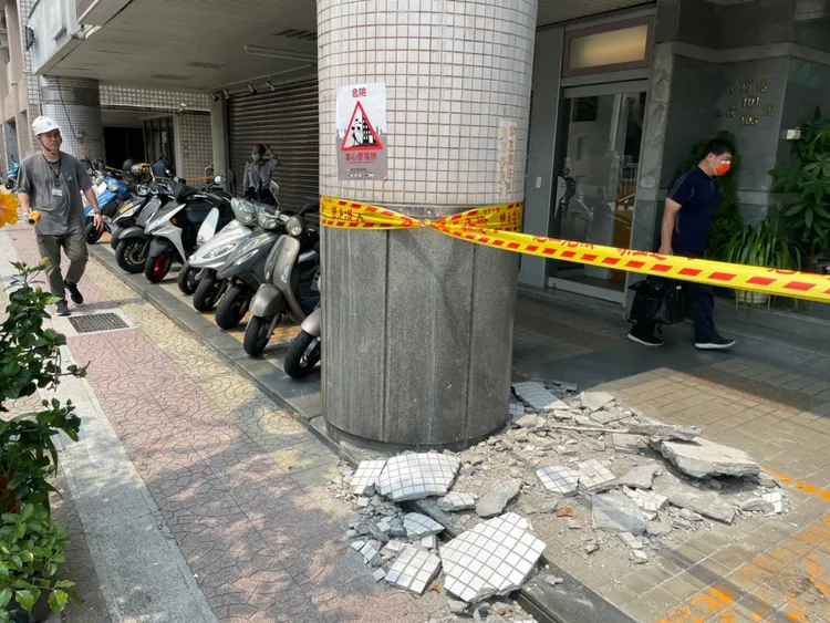 大樓磁磚剝落。都發局提供