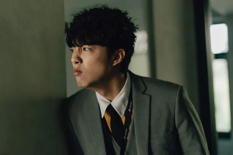 蔡凡熙在《幸福房屋事件簿》飾演「能夠通靈、聞得到鬼」的呆萌少年。逆光電影提供