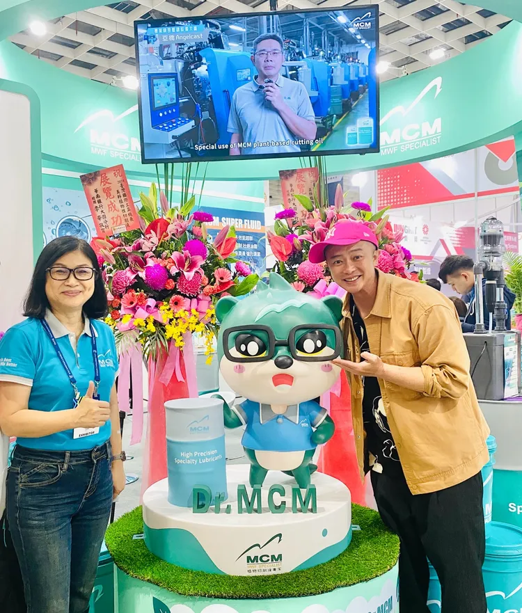 彈頭跟阿姨開心合影。美秀創意提供