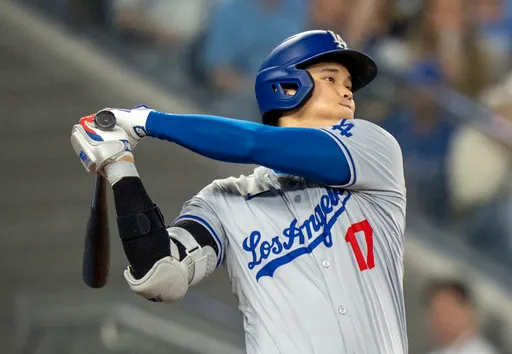 大谷翔平怪力揮擊出去的球有多難接？他身體扭曲+撞牆+翻滾！結果…