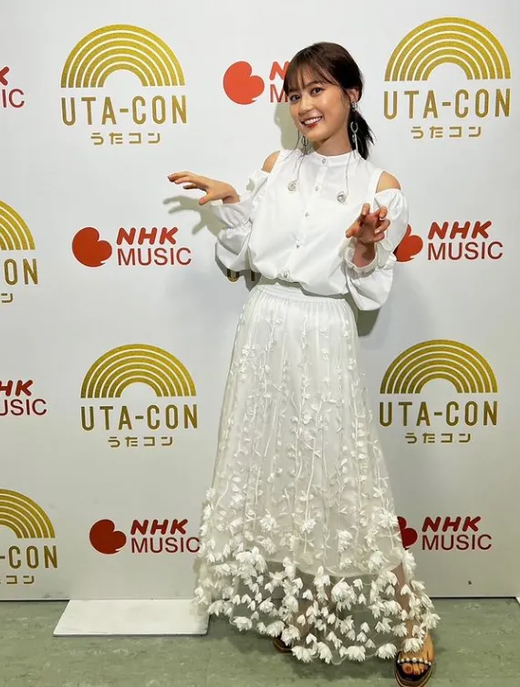 生田繪梨花在NHK直播歌唱節目演唱《夜來香》。翻攝自生田繪梨花IG