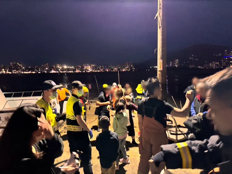 53人全被救下，受困原因來自於淡水河長期淤積，新北市議員陳偉杰控早就反映給中央，卻延宕不處理。翻攝畫面