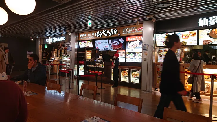 日本東京成田國際機場提供壽司、鐵板燒、章魚燒、拉麵等日本傳統美食，在2024年全球最佳餐飲機場拿下亞軍。翻攝X@miyoutarou