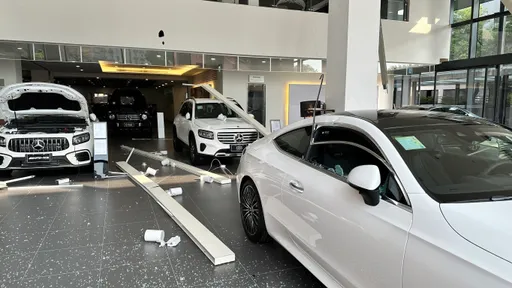 有片｜桃園展售中心天花板崩塌　多輛全新賓士遭砸壞