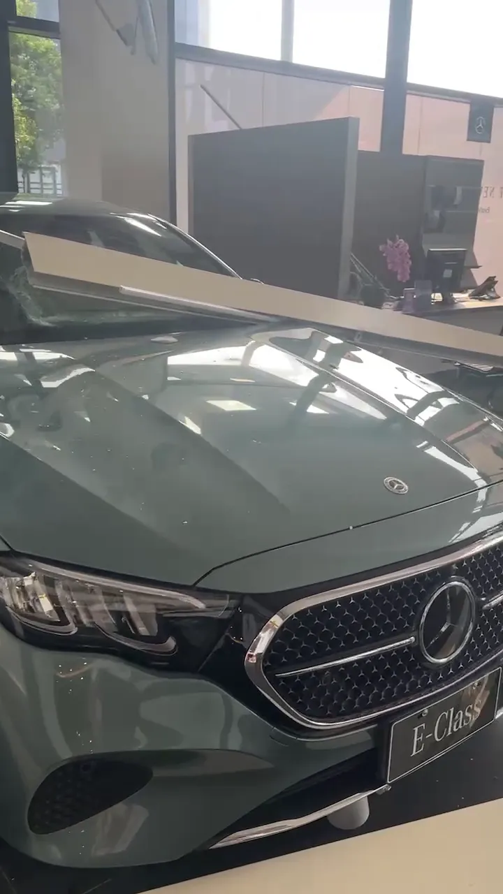 全新賓士車遭砸。翻攝畫面