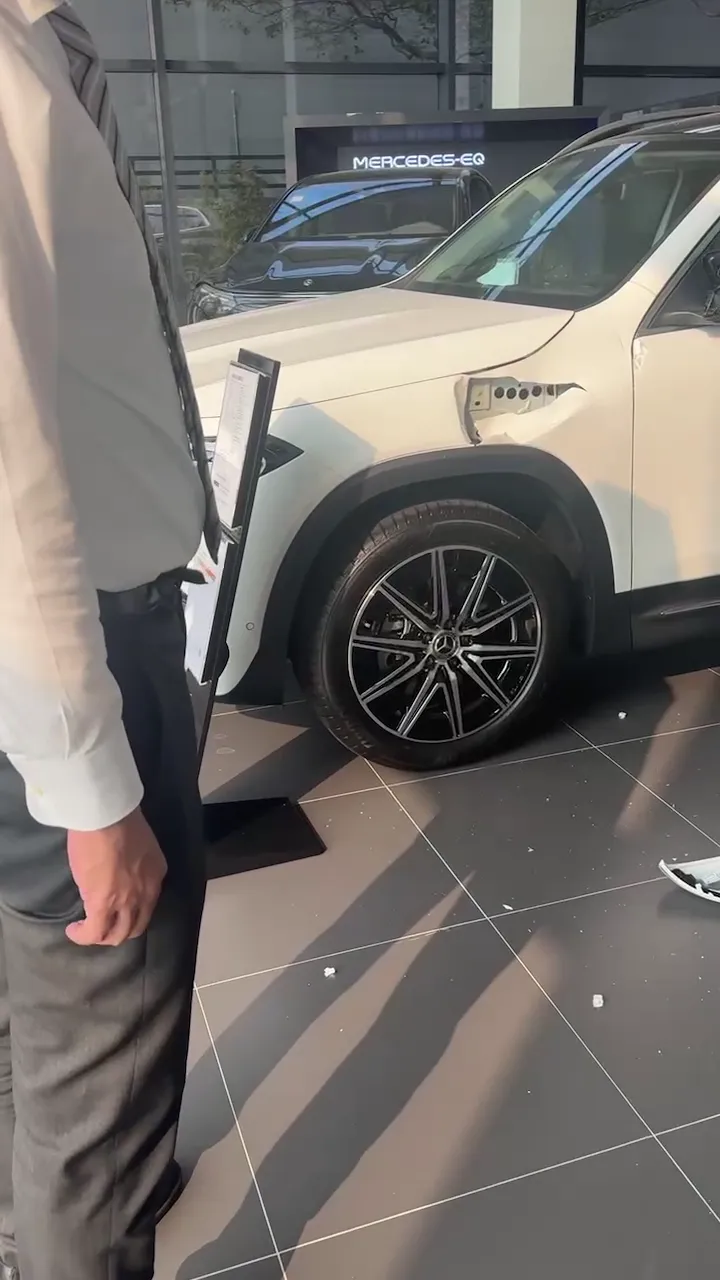 賓士車版金嚴重毀損。翻攝畫面