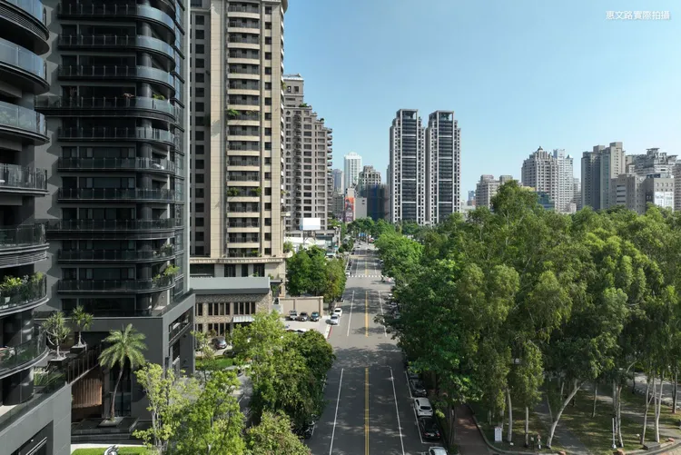 惠文路從市政中心連通到城市森林，大片綠蔭視野，提供令人嚮往居住環境。