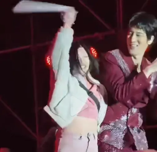 有片|王力宏被女粉絲衝上台「摟腰熊抱7秒鐘」 真實反應曝光