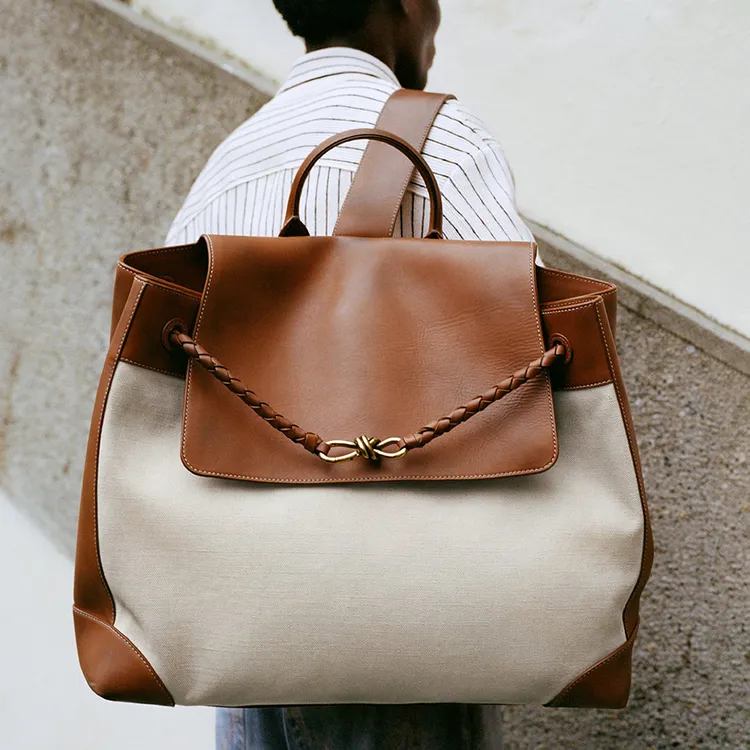 Andiamo皮革帆布寬版肩背帶大型手提包，26萬2500元。品牌提供