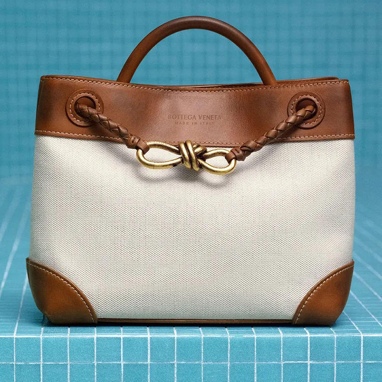 Andiamo皮革帆布肩背中型手提包，12萬1400元。品牌提供