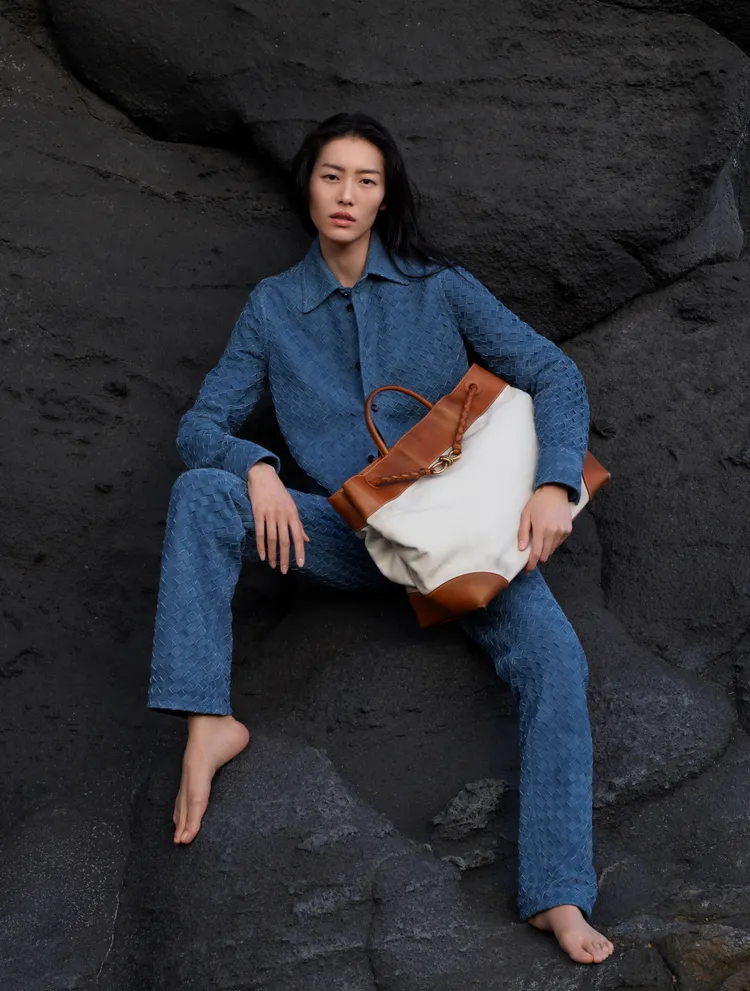 超模劉雯演繹BOTTEGA VENETA Andiamo皮革帆布肩背大型手提包，25萬4100元。品牌提供